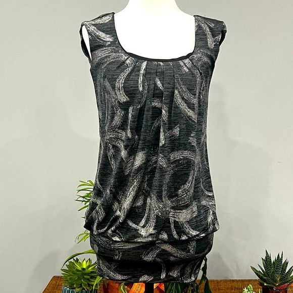 Limité Sleeveless Top - Picture 2 of 8